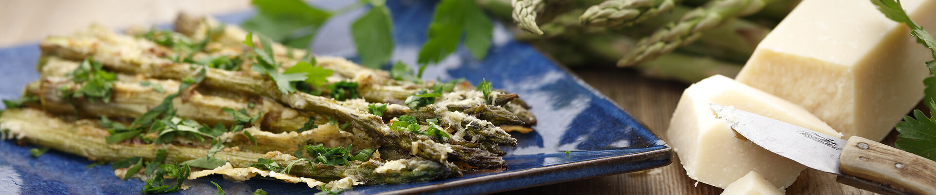 Asperges vertes r&ocirc;ties au fromage