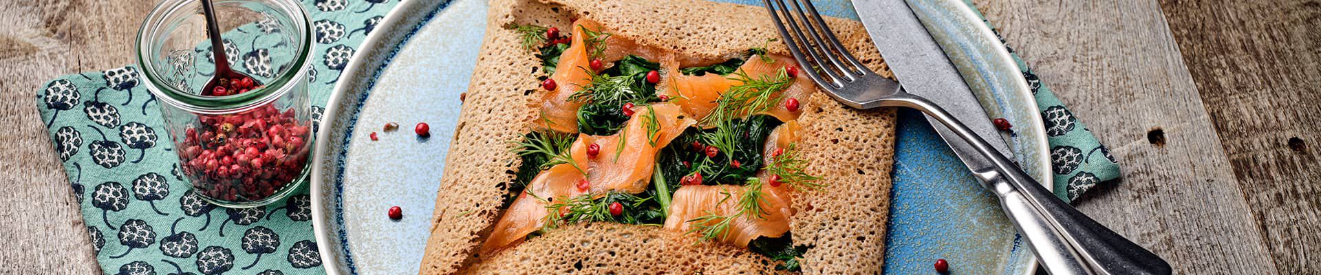 Galettes de sarrasin au saumon fum&eacute;, aux &eacute;pinards et au ch&egrave;vre
