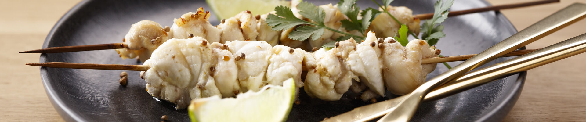 Brochettes de lotte marin&eacute;es au cumin et &agrave; la coriandre