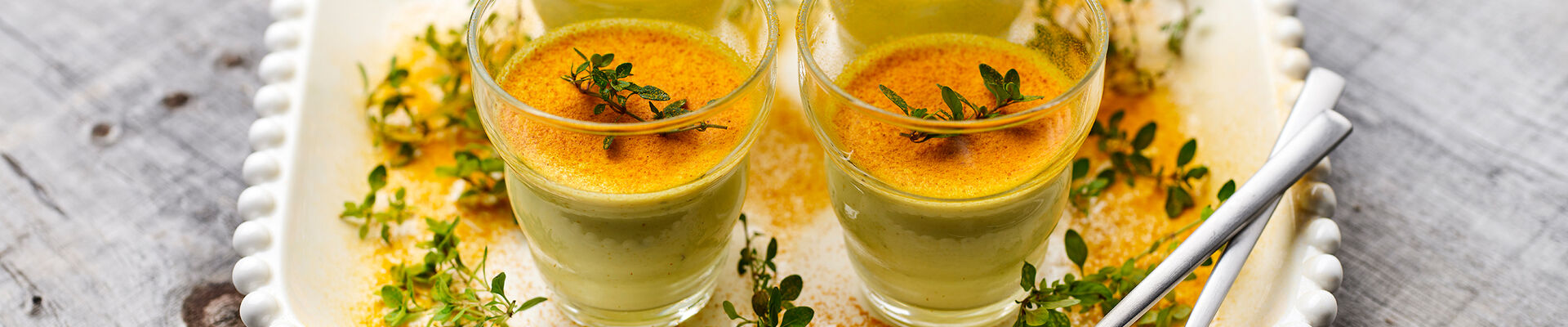 Panna cottas au ch&egrave;vre et au curcuma