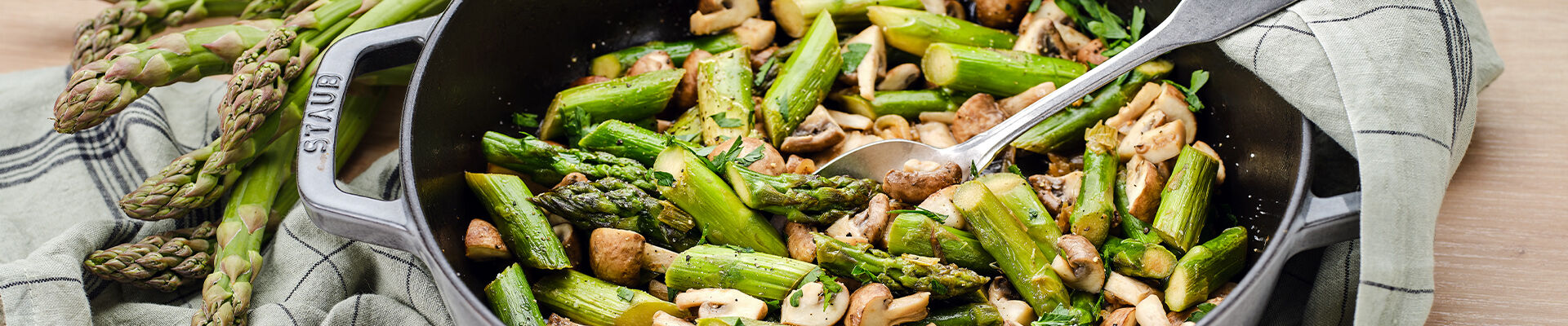 Po&ecirc;l&eacute;e d'asperges et de champignons