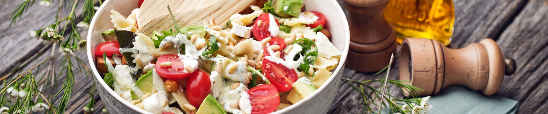 Salade de p&acirc;tes aux pois chiches et au tofu fum&eacute;