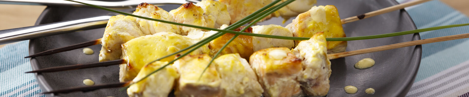 Brochettes de lotte et saumon, marinade au safran